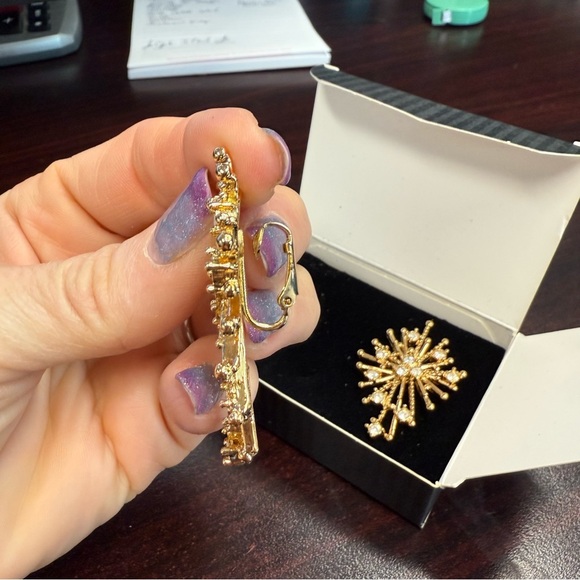 Avon “Rhinestine Spray” Goldtone clip Earrings with Crystal Accents NIB 1992 - Picture 3 of 6